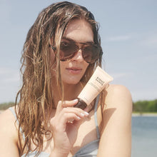 Cargar imagen en el visor de la galería, Eight Saints Chase The Sun Broad Spectrum Spf 30 Protector