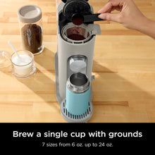 Cargar imagen en el visor de la galería, Ninja PB041ST Pods &amp; Grounds Cafetera de una sola porcion, compatible con K-Cup Pod, deposito de 56 oz, 6 oz. Taza a 24 onzas Tamaños de taza de viaje, cafetera helada, piedra

