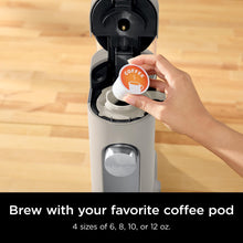 Cargar imagen en el visor de la galería, Ninja PB041ST Pods &amp; Grounds Cafetera de una sola porcion, compatible con K-Cup Pod, deposito de 56 oz, 6 oz. Taza a 24 onzas Tamaños de taza de viaje, cafetera helada, piedra
