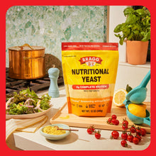 Cargar imagen en el visor de la galería, Bragg Levadura Nutricional en Copos 340g | Vegano Sin Gluten | Proteína + Vitaminas B | Sustituto Queso Parmesano
