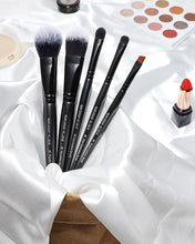 Cargar imagen en el visor de la galería, Eigshow Juego De 5 Brochas De Maquillaje Para Uso Diario
