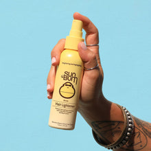 Cargar imagen en el visor de la galería, Sun Bum Fórmula Rubia Botella En Spray De 4 Oz 1 Unidad
