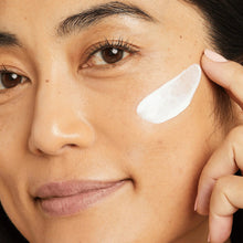 Cargar imagen en el visor de la galería, No7 Lift &amp; Luminate Crema De Día Sin Fragancia De Triple
